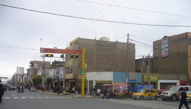 “Marcas” asaltan a comerciante en pleno centro de Chimbote y se apoderan de 26 mil 490 soles 