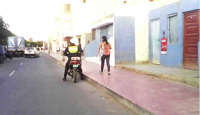 Delincuentes encapuchados asaltan con pistolas una botica en el centro de Huarmey y roban 5 mil soles