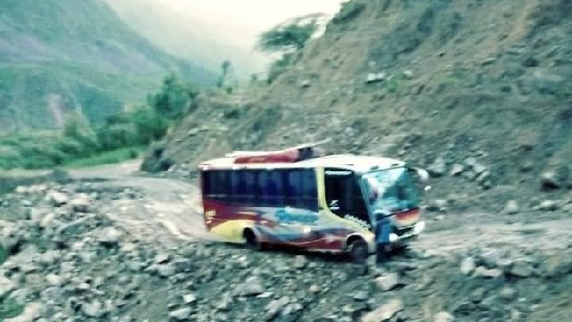 Doce delincuentes encapuchados asaltan a varios buses en la vía Huaraz - Pomabamba