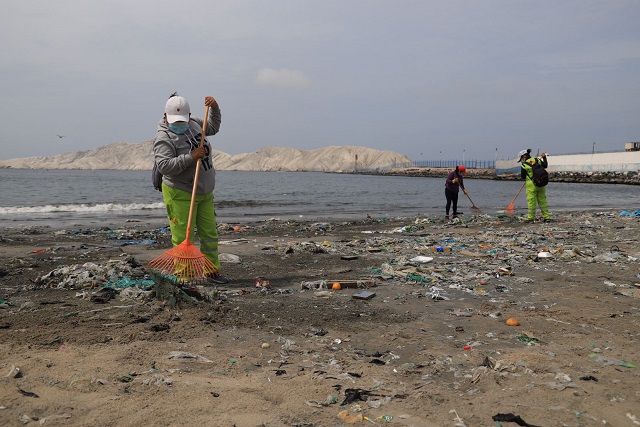 Realizan campaña de limpieza en playa la caleta para contribuir en el cuidado de este espacio natural