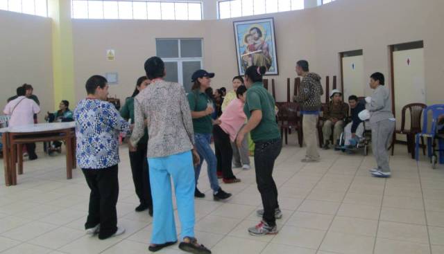 Casma: jóvenes de parroquia de La Victoria en visita a asilo San José 