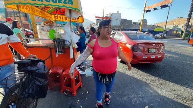 Iracundo sujeto arrojó aceite caliente a vendedora de salchipollos en Chimbote