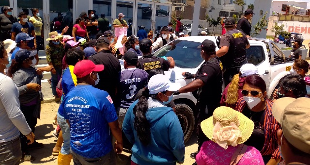 Comerciantes informales de mercado San Felipe atacan a alcalde de Nuevo Chimbote
