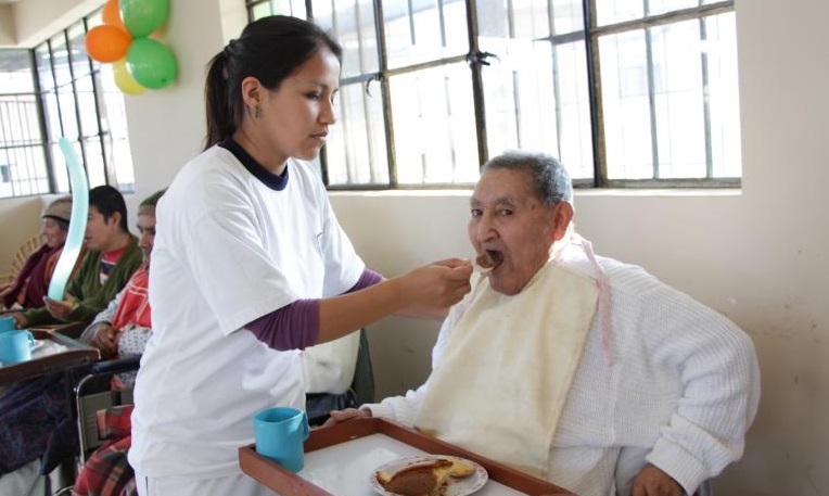  Alumnas de enfermería Llevan ayuda a ancianos del Asilo San José 