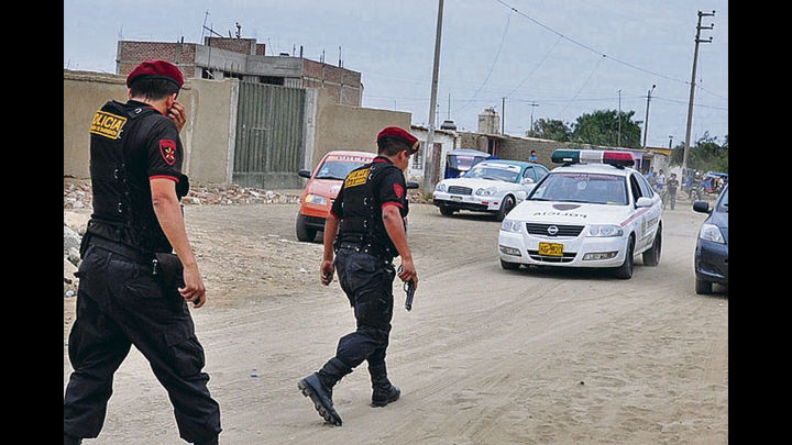 Atrapan a dos ladrones que se hacían pasar como policías para cometer sus fechorías en Nuevo Chimbote