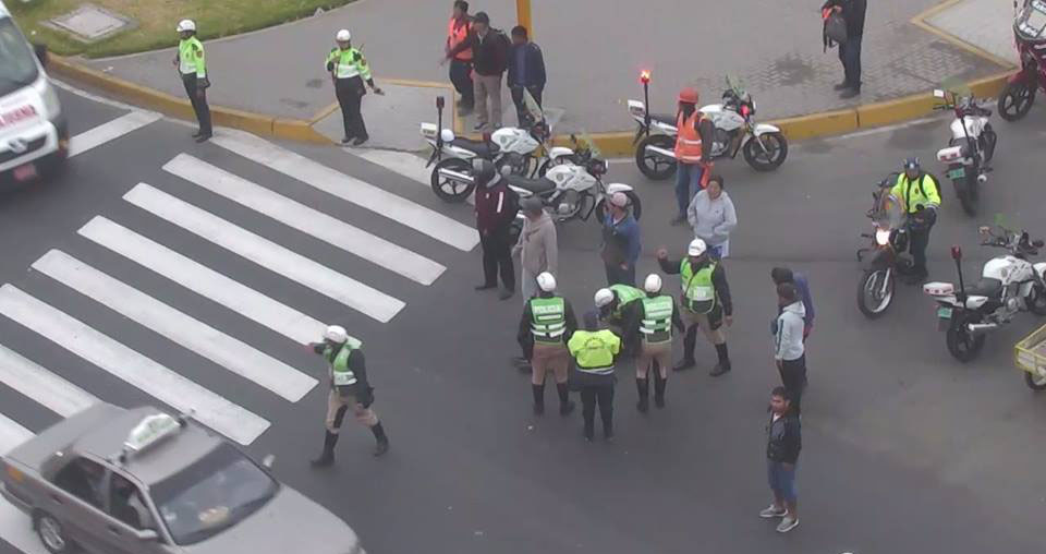 Chimbote: cámara de seguridad capta atropello de motociclista a una anciana en transitada avenida
