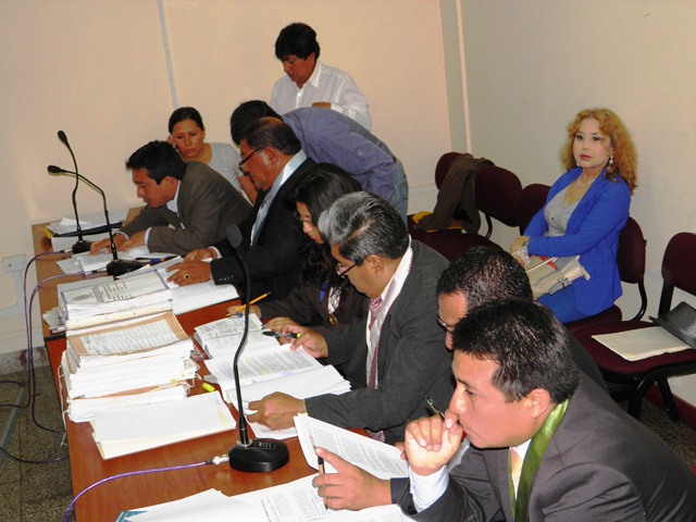 En audiencia pública, juez decide impedimento de salida de César Álvarez y otras 6 personas 