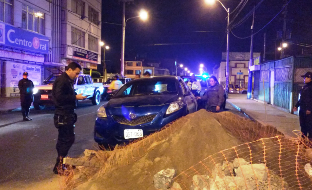 Chimbote: sujeto ebrio empotró su unidad en un montículo de arena