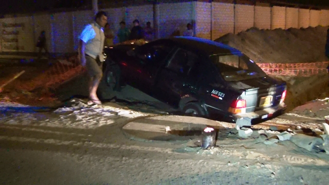 Chofer ebrio fuga tras caer su auto en zanja de obra pública