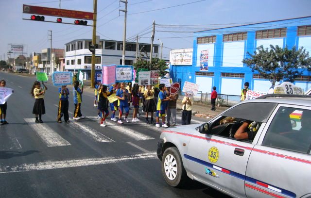 Alcalde anuncia construcción de tres puentes peatonales en Chimbote