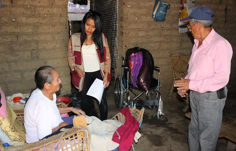 Chimbote: municipalidad lleva ayuda a anciana con discapacidad en Lacramarca
