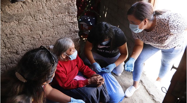 Chimbote: entregan alimentos a ancianos que viven en extrema pobreza en pueblo joven San Francisco de Asís