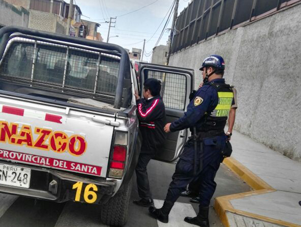 Chimbote: serenos auxilian a escolar que resultó golpeada tras choque de automóvil con mototaxi