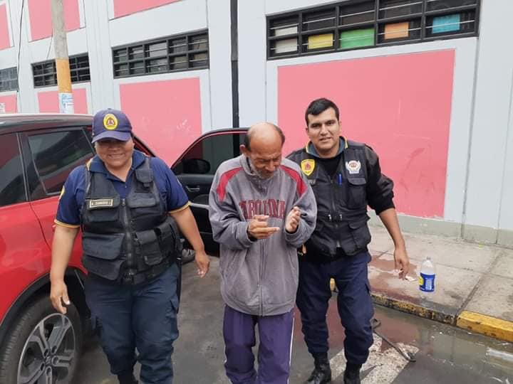 Personal de Serenazgo brindó ayuda a hombre indigente en el centro de Chimbote
