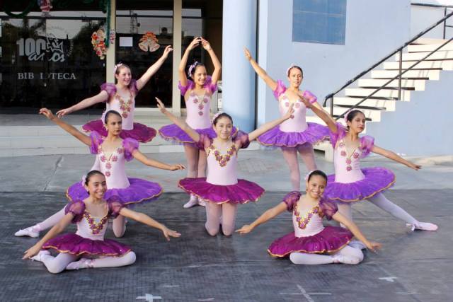 Presentación del taller de ballet en el Centro Cultural Centenario