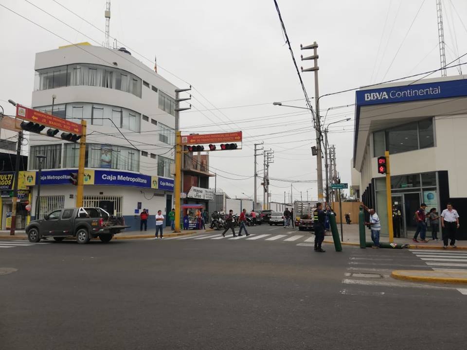 Chimbote: balones de oxígeno se desprenden de camioneta y por poco ocasiona un accidente