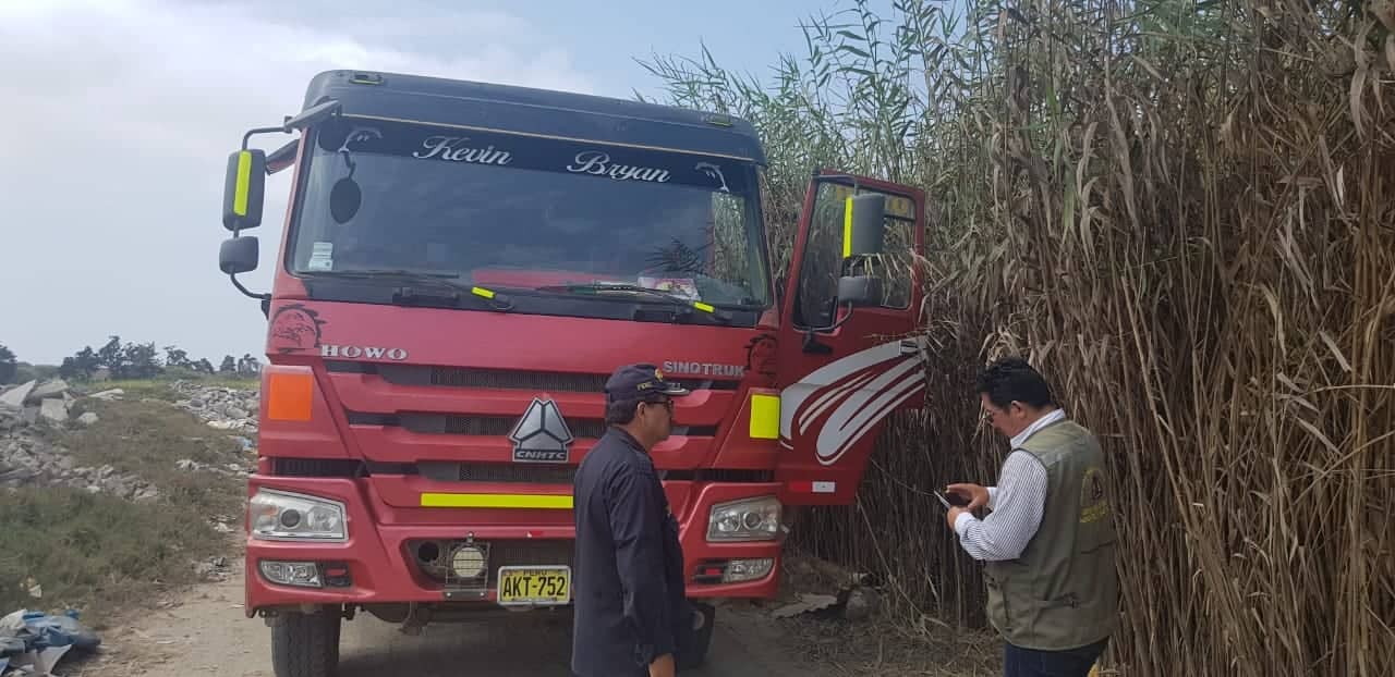 Chimbote: constatan que camión pretendía arrojar desmontes en pantanos de Villa María