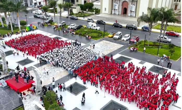 Áncash: estudiantes de Nuevo Chimbote forman la bandera humana más grande del Perú