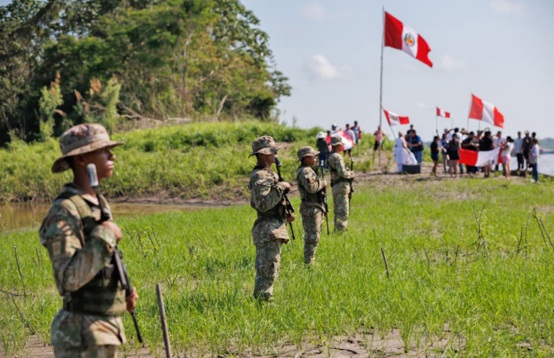 Peruanos cantan himno nacional e izan la bandera del Perú en isla Chinería