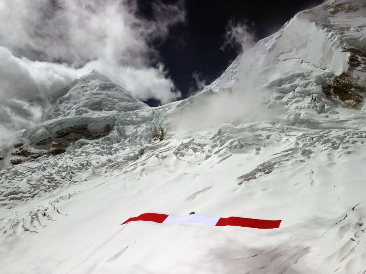 Áncash: celebran Bicentenario con gigantesca bandera en el nevado Huascarán