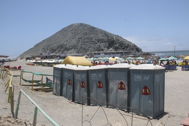 Municipalidad instaló baños químicos portátiles en playa Besique