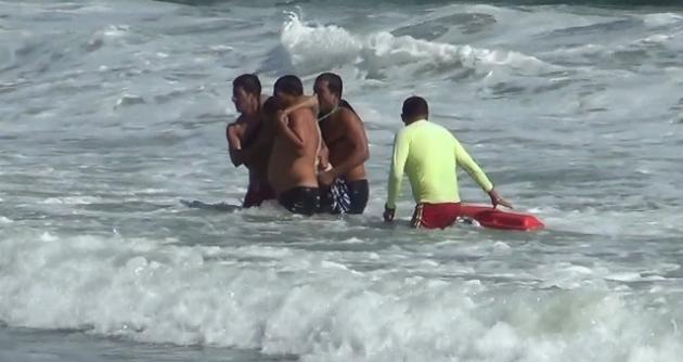 Chimbote: 6 bañistas salvaron de morir en balneario de Besique, entre ellos un padre y sus 2 hijos