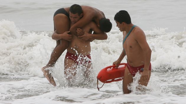 Coishco: rescatan a dos bañistas que eran arrastrados por olas 