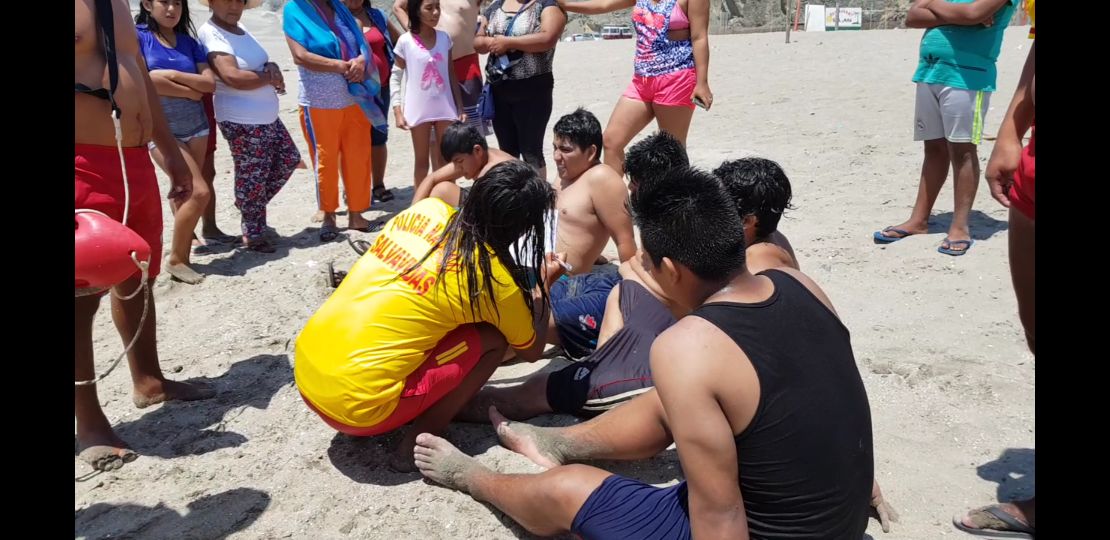 Chimbote: Cuatro menores y un adulto casi pierden la vida al ser arrastrados por aguas de playa Besique