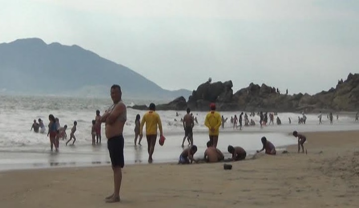   Salvavidas rescataron a tres bañistas en la playa Campamento Atahualpa