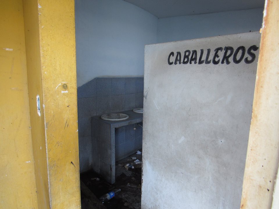 Chimbote: autoridades de la MPS piden informe para intervenir en baño público abandonado del Malecón 