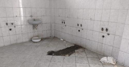 Baños de polideportivo de Nuevo Chimbote están sucios y en completo estado de deterioro
