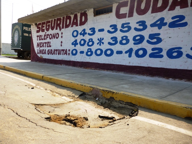 Chimbote: Pistas en el “Barrio 5” no tienen ni dos años de construidas y ya se hunden