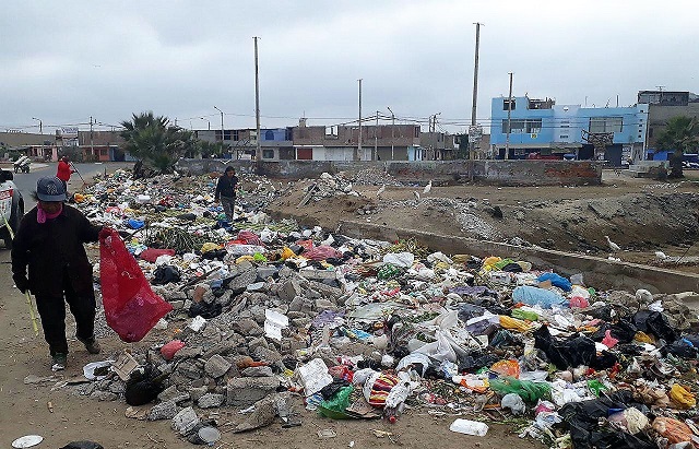 Exigen erradicación de botadero de basura a menos de 15 metros de mercado de Chimbote