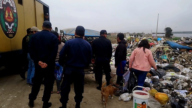 Sujetos fueron multados con 420 soles por arrojar sangre y vísceras de pollo a espaldas de colegio en Chimbote