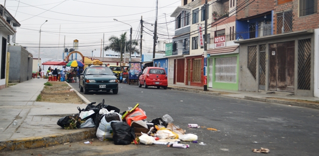 Calles del centro de Chimbote amanecieron con basura en día de elecciones
