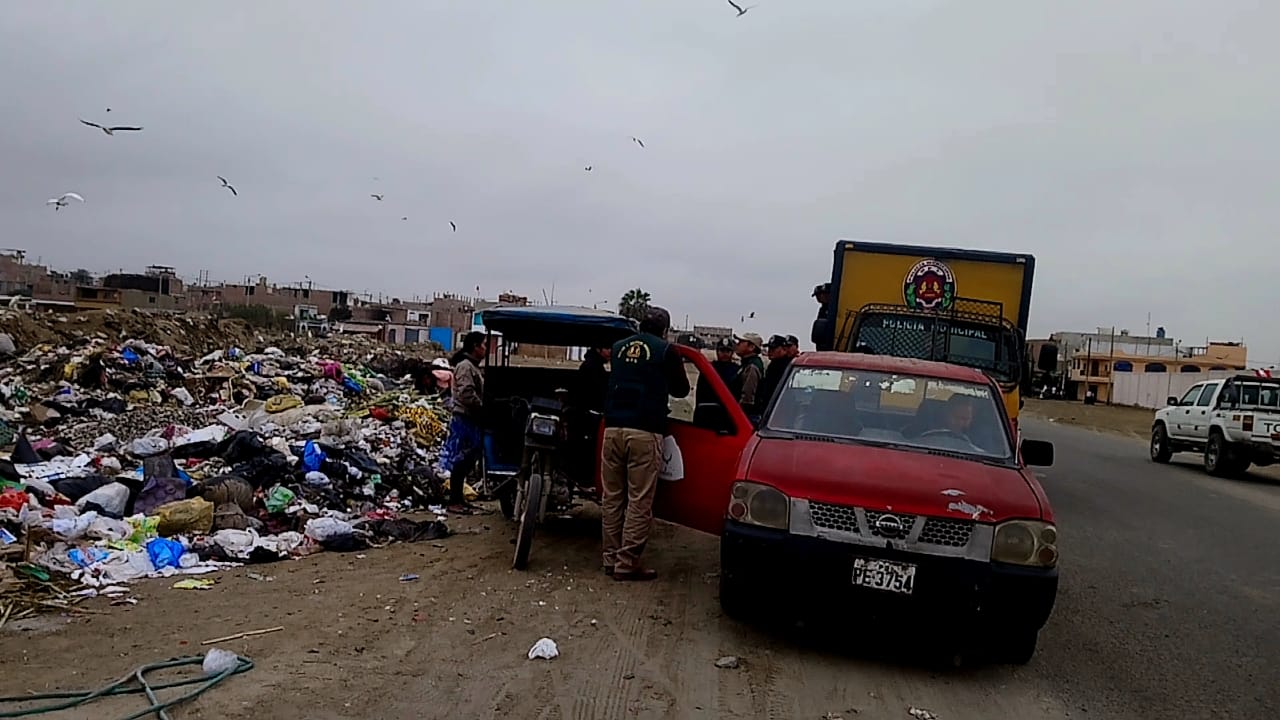 Chimbote: municipio interviene para evitar arrojo indiscriminado de basura en la vía pública