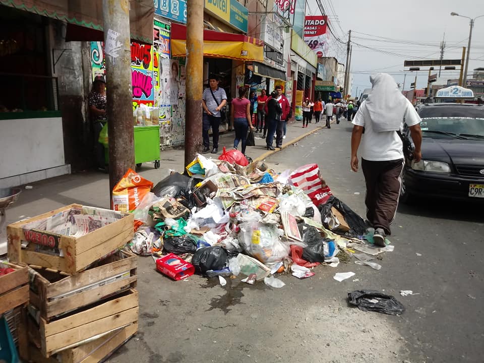 Chimbote: alarma por basurales en principales calles de la ciudad por paro de trabajadores