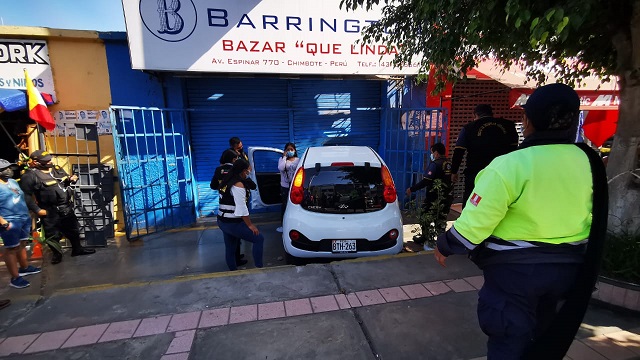 Chofer pierde el control de su vehículo y termina empotrándose en tienda de Chimbote