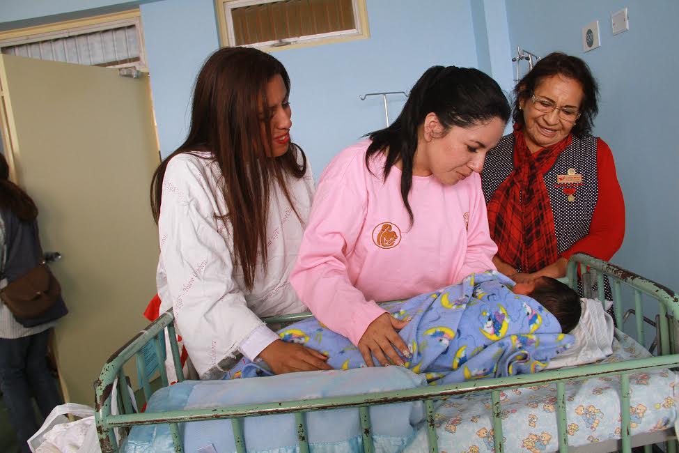 Recién nacido que fue abandonado en bus interprovincial empieza a recibir ayuda