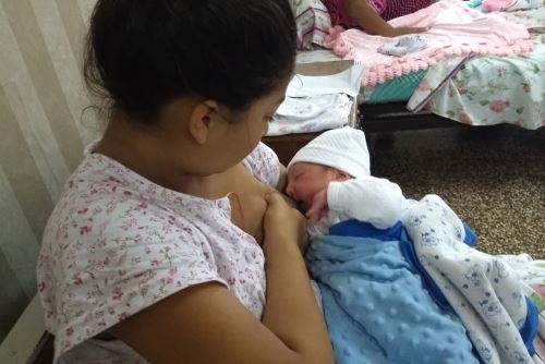 Chimbote: bebé de padres primerizos nació en Noche Buena en la Maternidad de María