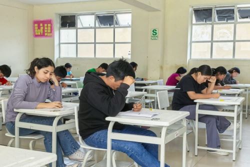 Presidente de Ministros indicó que verá la forma de financiar becas que no fueron presupuestadas