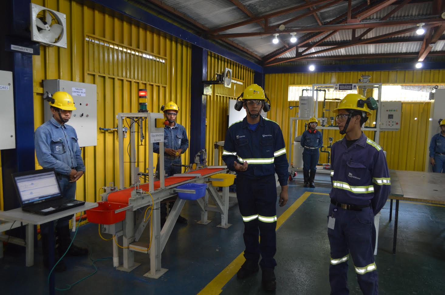 Siderperú otorgará 100 becas para carreras técnicas a jóvenes chimbotanos