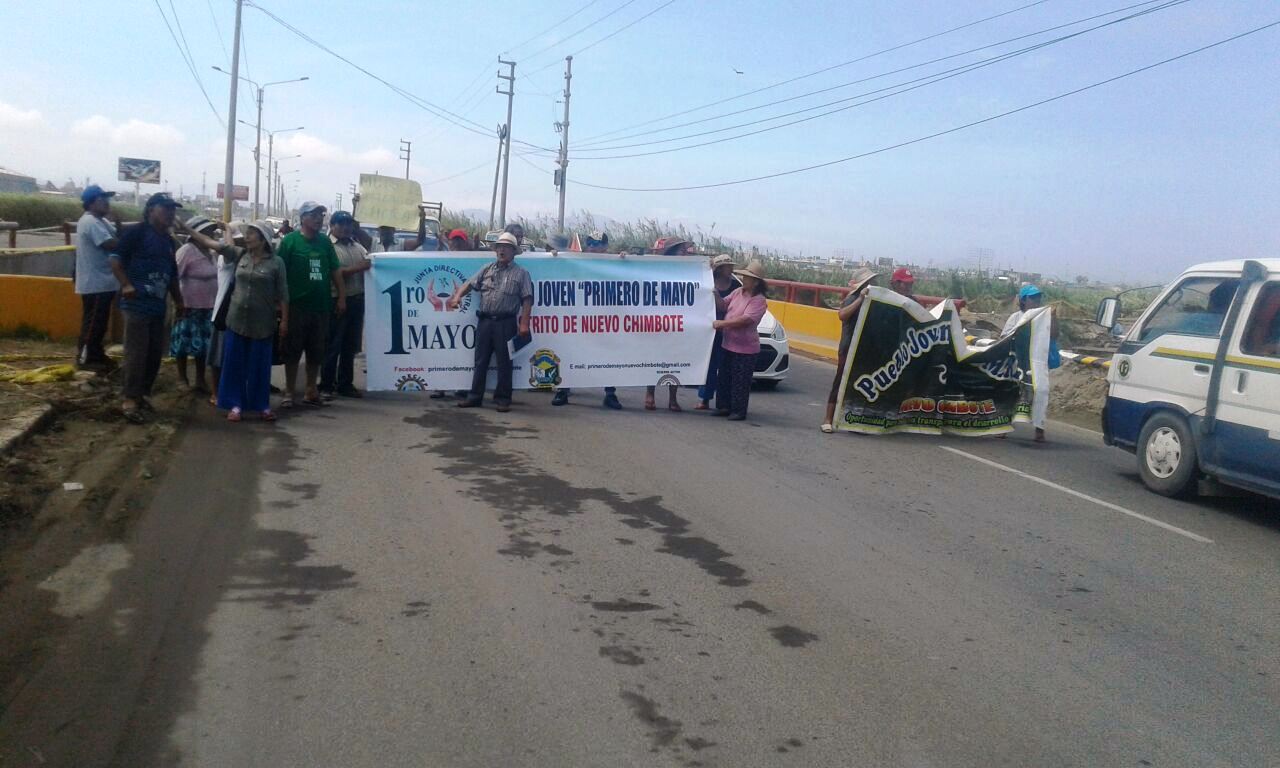 Moradores de Villa María y Primero de Mayo bloquean la Panamericana Norte