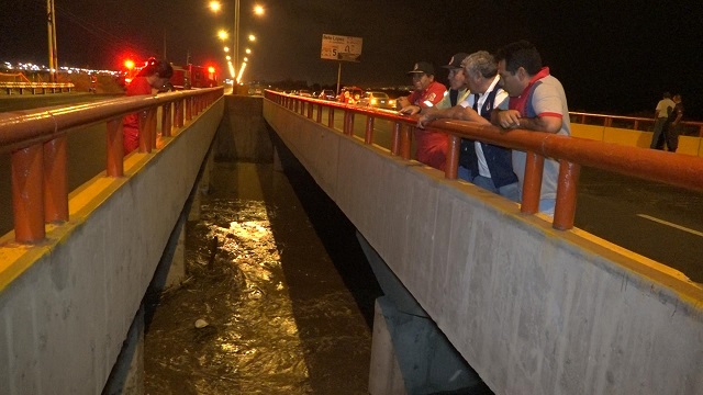 Chimbote: Prohíben pase vehicular en puentes por incremento alarmante del río Lacramarca 