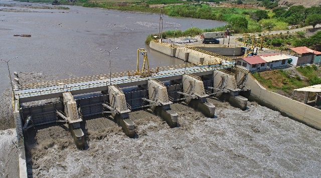 Chinecas continúa trabajos de mantenimiento a barraje móvil de bocatoma La Huaca