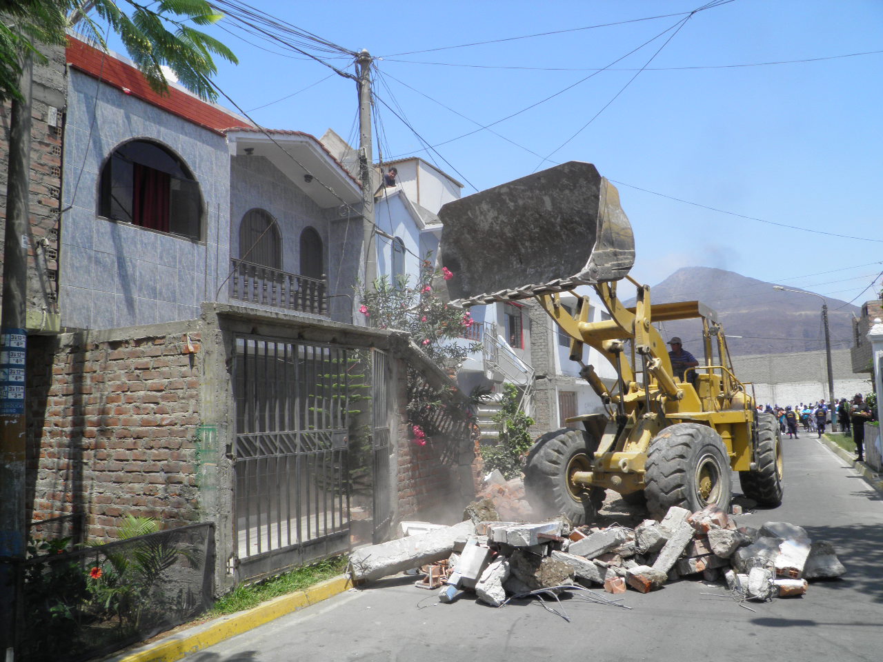 Chimbote: Demuelen fachadas de viviendas que ocupaban la vía pública en "Bolívar Alto"
