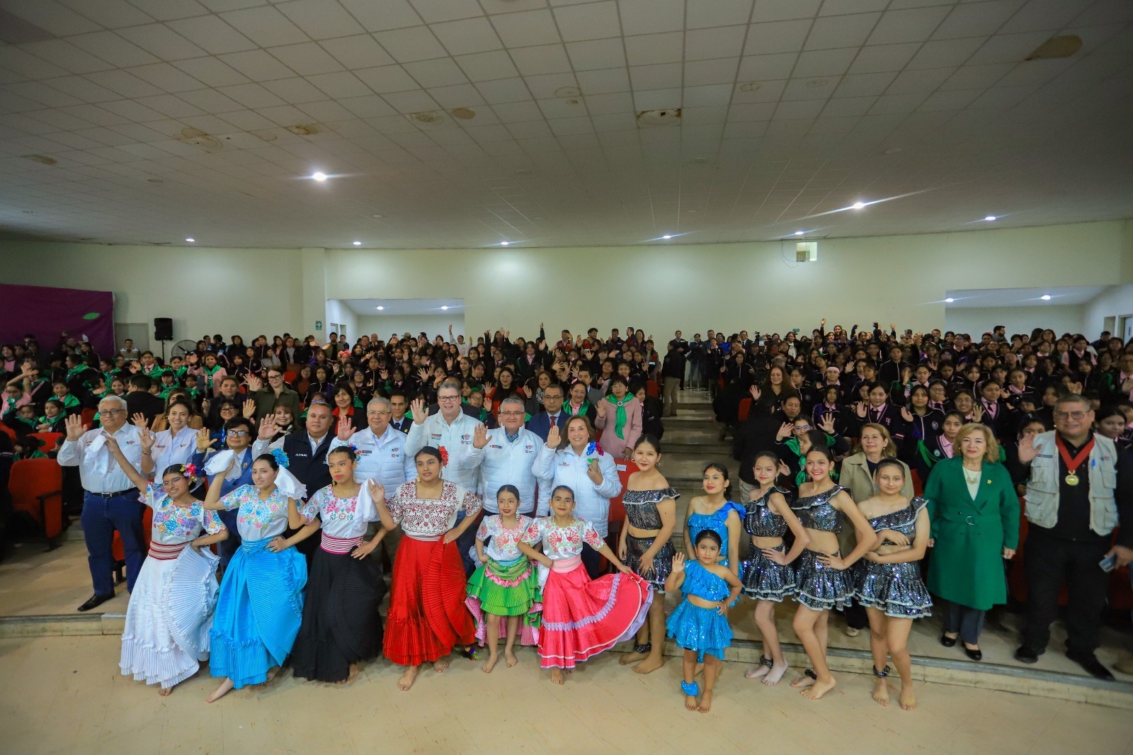 Boluarte anuncia que defenderá en Francia las 200 millas del mar de Grau