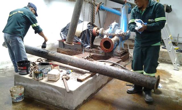 Vivero da mantenimiento a bomba que abastece de agua a todo el parque