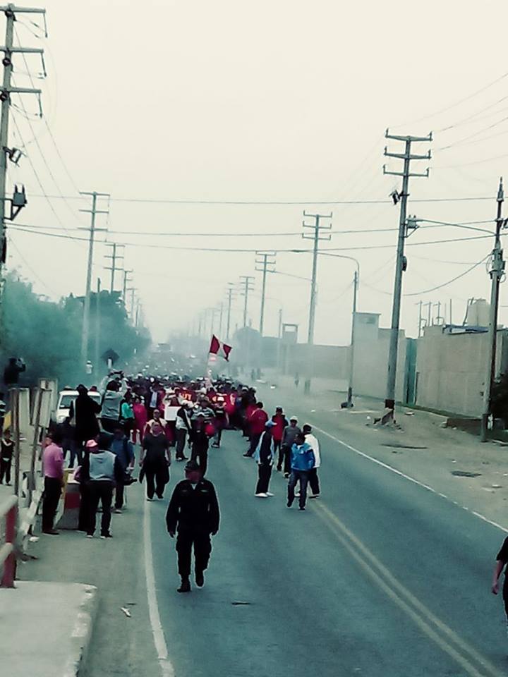 Chimbote: Policía reprime con bombas lacrimógenas a docentes que acatan huelga nacional indefinida