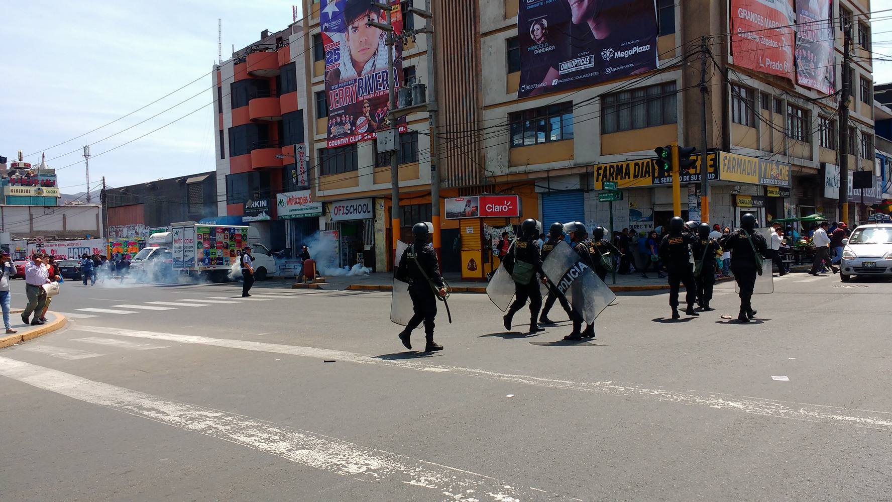 Chimbote: PNP vuelve a reprimir con bombas lacrimógenas a docentes que acatan huelga indefinida